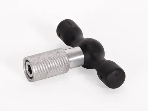 T-Griff mit schwarzem Kunststoff und silbernem Metallteil, genutzt für Einzelentgrater. Produkt von Fränkische, ergonomisches Design für bessere Handhabung.